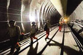 👍👍👍鏖战十三年 掘进百公里
中铁隧道局承建引汉济渭秦岭输水隧洞贯通。秦岭输水隧洞是引汉济渭工程的关键控制性工程，也是人类从根底部横穿秦岭的首次尝试。隧洞全长98.3千米，众多院士、专家评价为“综合施工难度世界罕见”。crecg.com/web/10089492/1…
