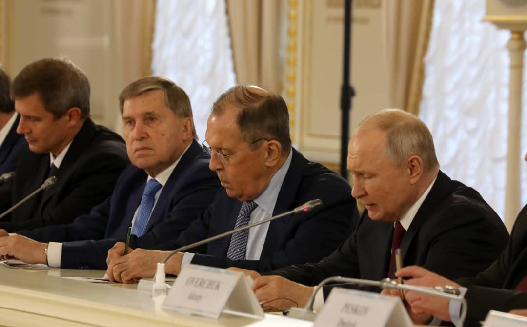 SassouNGuesso_'s tweet photo. #Cooperation #Congo 🇨🇬 - #Russie 🇷🇺 

Samedi à Saint-Pétersbourg, j’ai eu des échanges fructueux avec mon homologue russe, Vladimir Poutine, en présence de nos délégations respectives. Cette rencontre nous a permis d’examiner des sujets d’intérêt commun, afin de consolider davantage les liens historiques d’amitié et de coopération qui existent entre nos deux pays.
