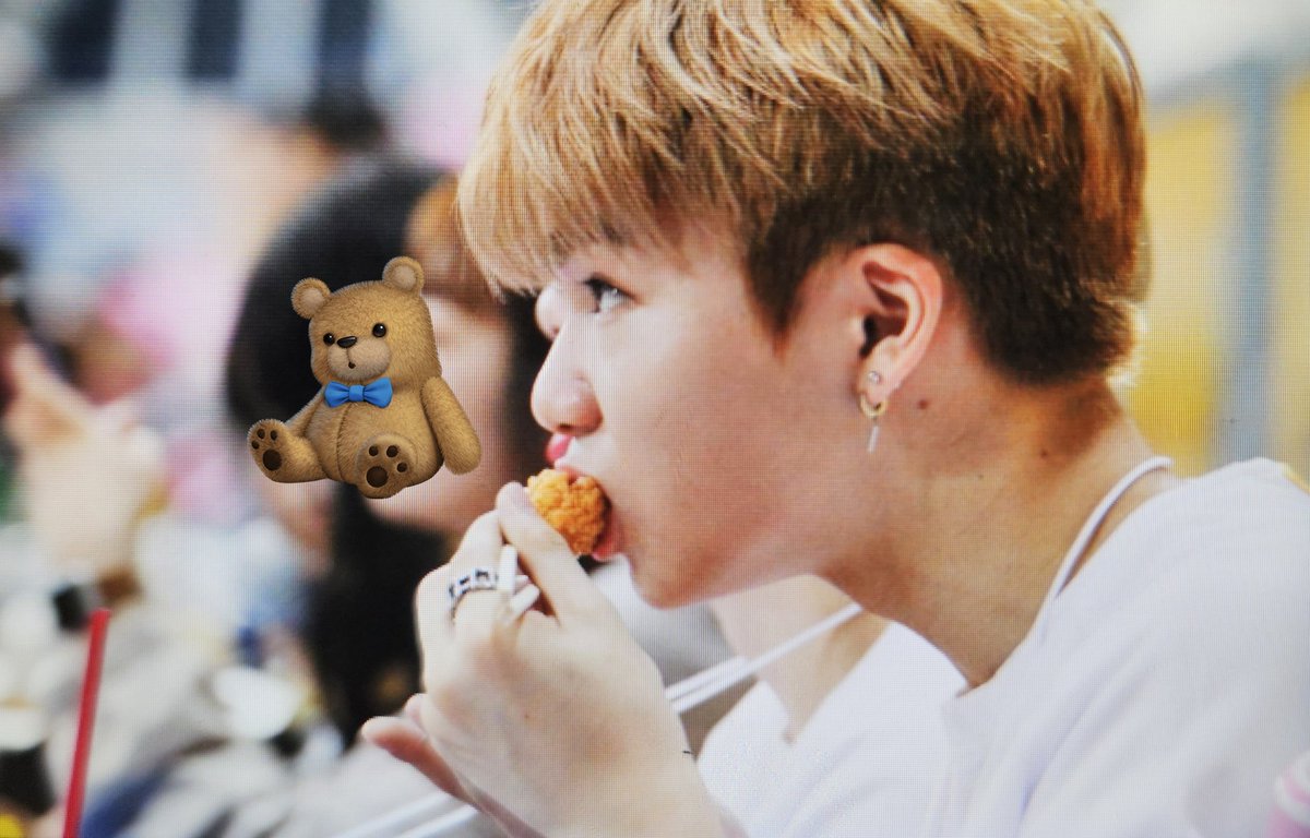 bear__1125's tweet photo. 230730 
키오 치킨 냠냠 😋😋
#TFN #KIO #키오 https://t.co/pHJ2iPfpKc