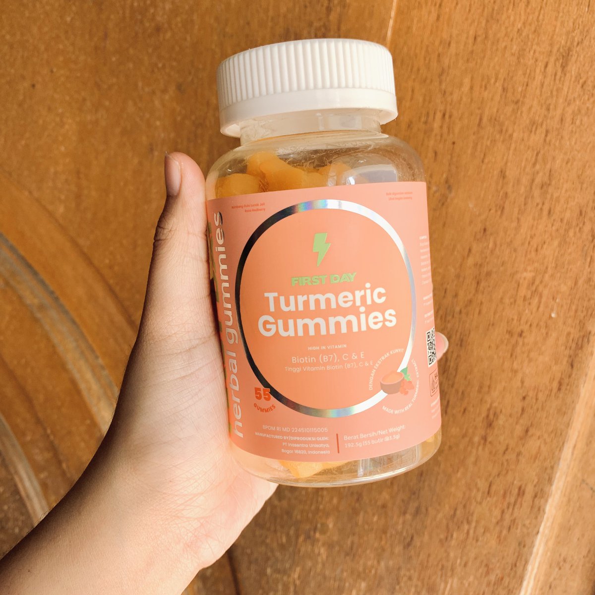 adellachandra_'s tweet photo. @secangkirhotto Sunscreen yang dimakan??!! yapp benar sekali ini adalah First Day SunPro+ Turmeric Gummies - UV Protection✨

percaya gak si ini tuh vitaminnya kayak permen jelly gituu?? awal mikirnya bakal berasa kunyit bgt, tp ternyata engga! malah nagih😍 bonus melindungi dr sinar matahari🌞 https://t.co/ft9niBMLAq