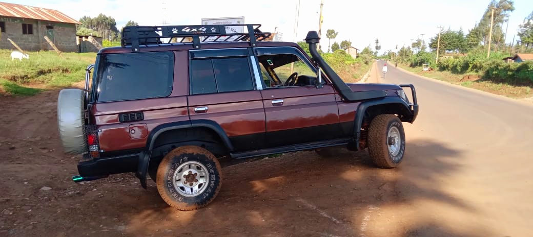 Mkenyadaimare's tweet photo. Clean Vintage on sale!

☆Model: Land Cruiser 
☆Year: 1994
☆Rating Cc: 2980
☆Engine No : 1KZ
☆Fuel type: Diesel 
☆Number of passengers: 5

Transmission: Manual

Budget: 3M

@KhalifKairo if you got leads🙏 https://t.co/JoDn0xaNOJ