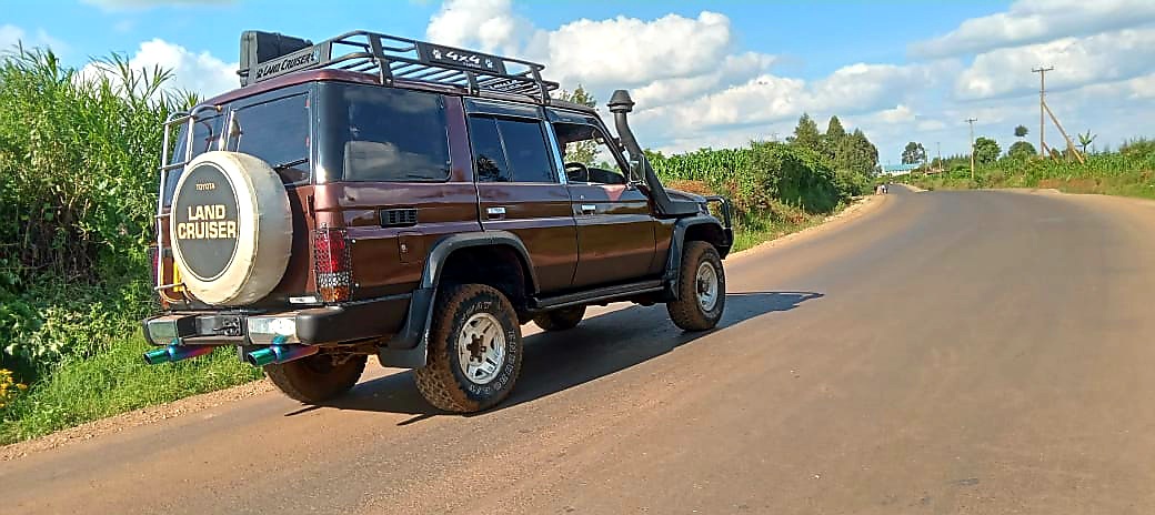 Mkenyadaimare's tweet photo. Clean Vintage on sale!

☆Model: Land Cruiser 
☆Year: 1994
☆Rating Cc: 2980
☆Engine No : 1KZ
☆Fuel type: Diesel 
☆Number of passengers: 5

Transmission: Manual

Budget: 3M

@KhalifKairo if you got leads🙏 https://t.co/JoDn0xaNOJ