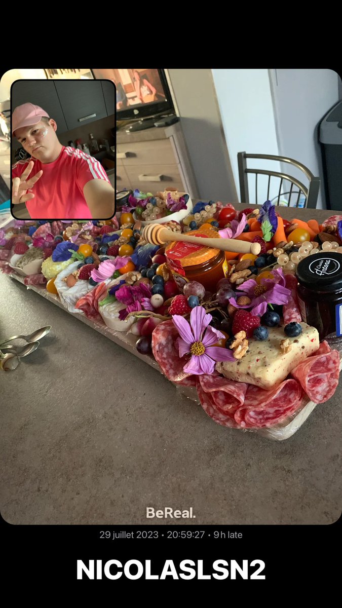 LisonNicolas's tweet photo. Color party 🥳🎉🥂 #barbie #rose #pink #flowers #charcuterie #fromage #colorparty #gay #love #friends https://t.co/dW9Jj6dBMT