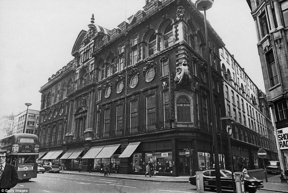 lynghn6's tweet photo. Echo old fashion picture @ Waring and Gillows furniture shop in Oxford Street, London https://t.co/On8fljK0VA