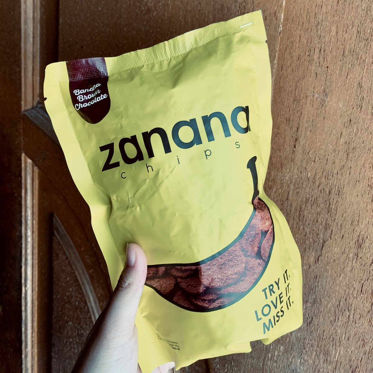 adellachandra_'s tweet photo. walaupun lg defisit kalori tp ttp butuh cemilan manis-manis🧘‍♀️ ini Zanana Chips enak banget! aku punya yang coklat tapi pernah makan yang vanilla juga, dan sama sama enak💓 ini keripik pisang renyah dan gausa khawatir bakal nyangkut di gigi! bakal repurchase bgt si✨ https://t.co/iOBwWQ2yOi