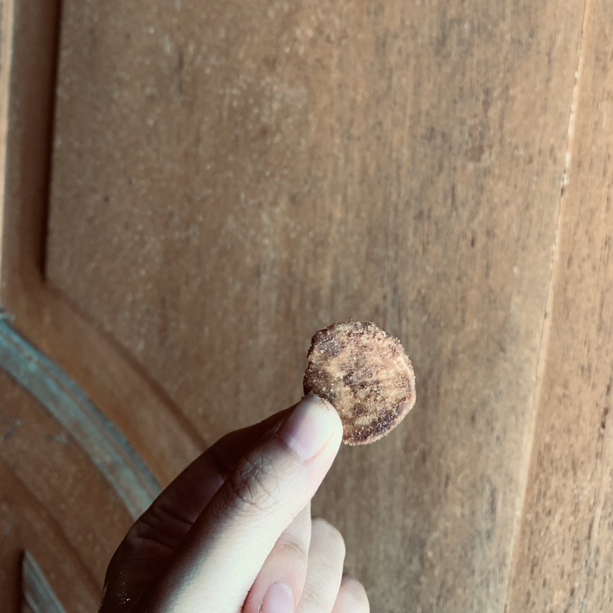 adellachandra_'s tweet photo. walaupun lg defisit kalori tp ttp butuh cemilan manis-manis🧘‍♀️ ini Zanana Chips enak banget! aku punya yang coklat tapi pernah makan yang vanilla juga, dan sama sama enak💓 ini keripik pisang renyah dan gausa khawatir bakal nyangkut di gigi! bakal repurchase bgt si✨ https://t.co/iOBwWQ2yOi