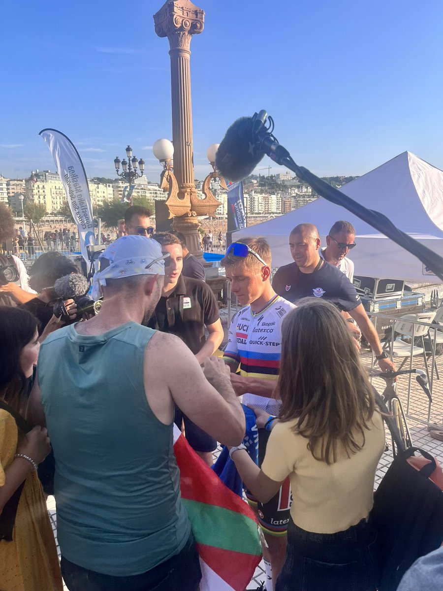 _bartaerts's tweet photo. We volgden @EvenepoelRemco tijdens zijn nieuwe tocht naar glorie in San Sebastián. Zijn (voorlopig) laatste race in de regenboogtrui en uiteraard… won hij💪. Vanavond een reportage in Sportweekend 19u20 @vrt1be @sporza https://t.co/VKmpw0YEVR