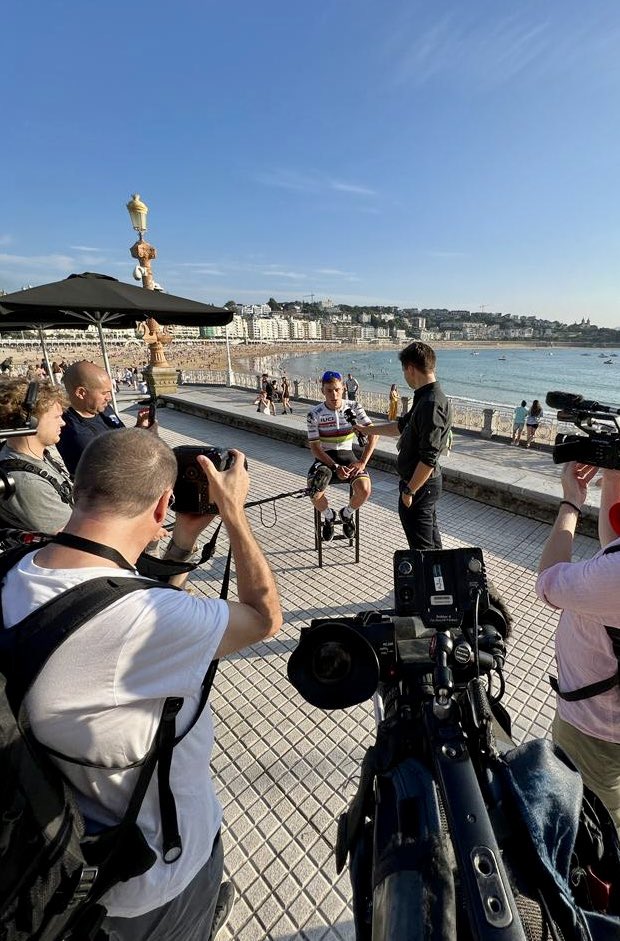 _bartaerts's tweet photo. We volgden @EvenepoelRemco tijdens zijn nieuwe tocht naar glorie in San Sebastián. Zijn (voorlopig) laatste race in de regenboogtrui en uiteraard… won hij💪. Vanavond een reportage in Sportweekend 19u20 @vrt1be @sporza https://t.co/VKmpw0YEVR