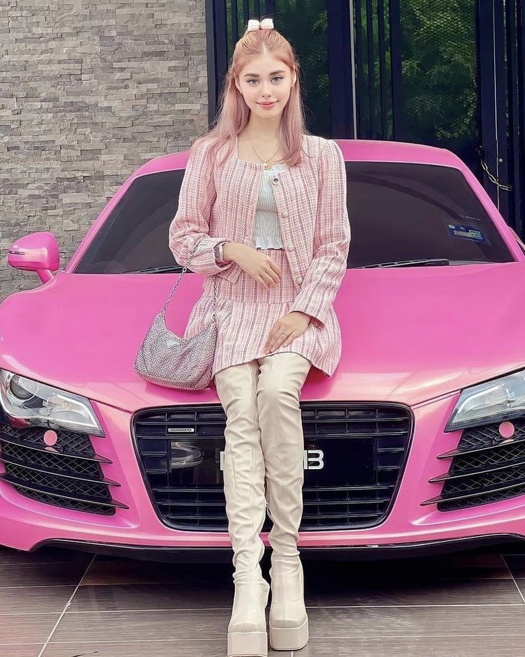 AWATNINews's tweet photo. POP | ‘Aku dah agak dah one day mesti terbukak punya’ - Syafiqah

Ambil berkat tayangan perdana filem Barbie, Siti Nurmasyitah Mohd Yusoff, 23, umum secara rasmi bukan lagi Muslimah berhijab. 

“Inilah diri saya yang sebenar,” ujarnya penuh yakin. https://t.co/2dMJdvzEBX