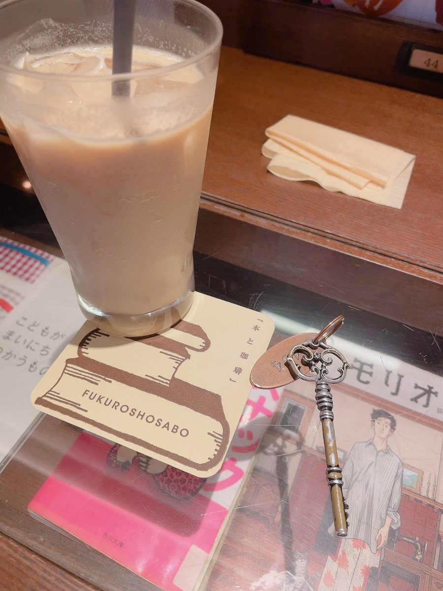 hanakobooklog's tweet photo. #梟書茶房
#池袋
平日の夕方に行きましたが、満席状態。
1人用の席もあって読書捗りました！記念に一冊気になった本を購入！
また行きたいな。 https://t.co/IDvww7YIq0