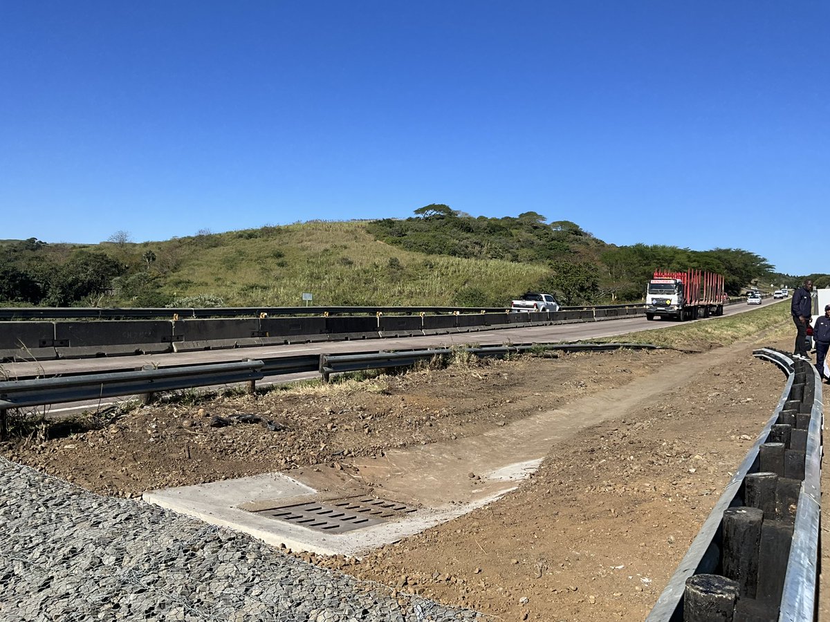 SANRAL_za's tweet photo. The N2 is a crucial mobility route in South Africa, especially for freight transportation, as it connects the northern and southern parts of the country.
#SANRAL
#N2Upgrades
#uMhlaliBridge
Join the conversation here: https://t.co/S6EfGml4Tl https://t.co/T5SOa8VaA9