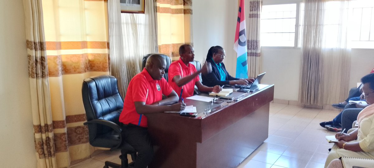 nshimiyimana169's tweet photo. #Birikuba: Chairman wa Karere ka Nyanza. @Ntazinda Erasmen. atanjije inama kumugaragaro ya banyamuryango FPR INKOTANYI. #Ingingo zirimo kuganirwaho:
1.Ubukangurambaga bugamije kwakira no gukemura ibibazo byโabaturage;2.Gufata ingamba zo gukoresha inzego zโumuryango mu kuzuza https://t.co/LyLQyjefpu