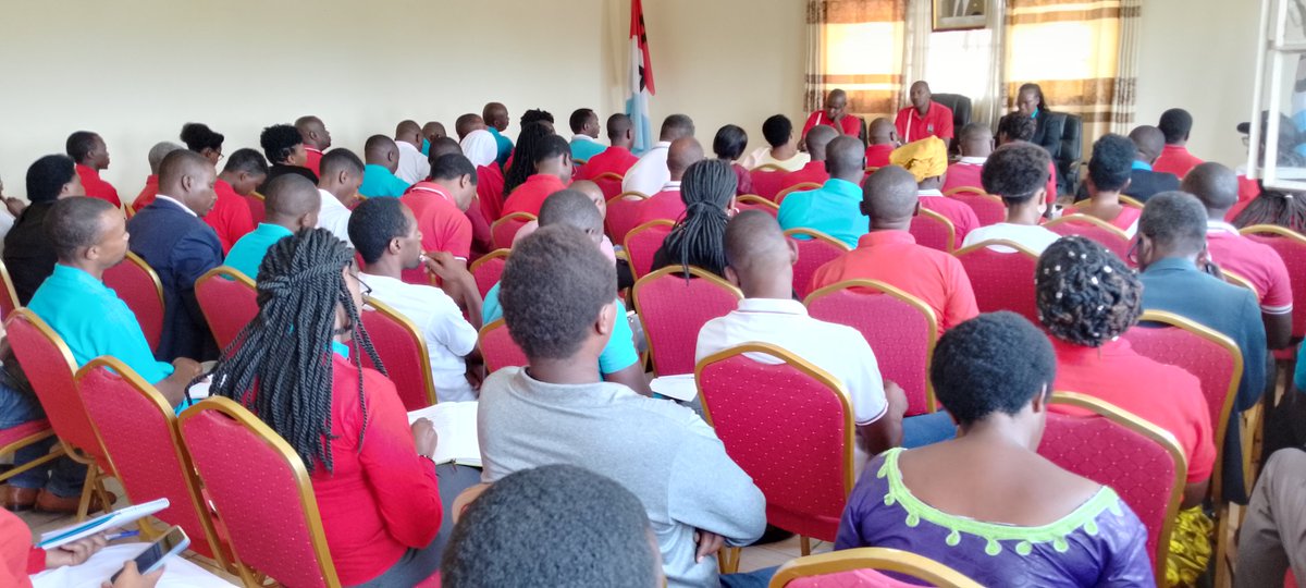 nshimiyimana169's tweet photo. #Birikuba: Chairman wa Karere ka Nyanza. @Ntazinda Erasmen. atanjije inama kumugaragaro ya banyamuryango FPR INKOTANYI. #Ingingo zirimo kuganirwaho:
1.Ubukangurambaga bugamije kwakira no gukemura ibibazo byโabaturage;2.Gufata ingamba zo gukoresha inzego zโumuryango mu kuzuza https://t.co/LyLQyjefpu