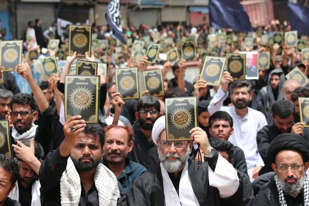 imamia_students's tweet photo. "قرآن وہ کتاب ہے" 
"جو درس انقلاب ہے"

آئی ایس او پاکستان کراچی ڈویژن کی جانب سے روز عاشور کے مرکزی جلوس کے دوران قرآن کریم کی اہانت کے خلاف تبت سینٹر کے مقام پر عزادارن امام حسین علیہ السلام نے کثیر تعداد میں ہاتھوں میں قرآن کے جز بلند کرکے احتجاج ریکارڈ کروایا۔
#ISOPakistan https://t.co/rc11iaB4m5
