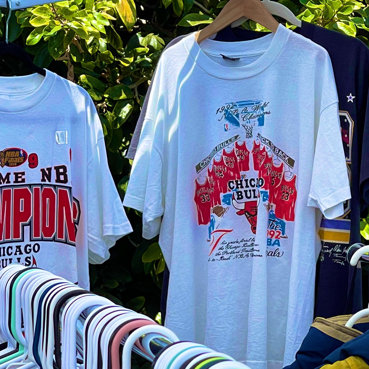 selection_nba55's tweet photo. 本日はLA🌴の #フリマへ👕

日本🇯🇵ほどの暑さではないと思いますが、日差しが痛いほど快晴です☀️

#シカゴブルズ の1992年の #ヴィンテージ Tシャツがありました❗️

もちろん #MadeInUSA 🇺🇸
味があっていい風味です👍 https://t.co/2M3bD65hx7