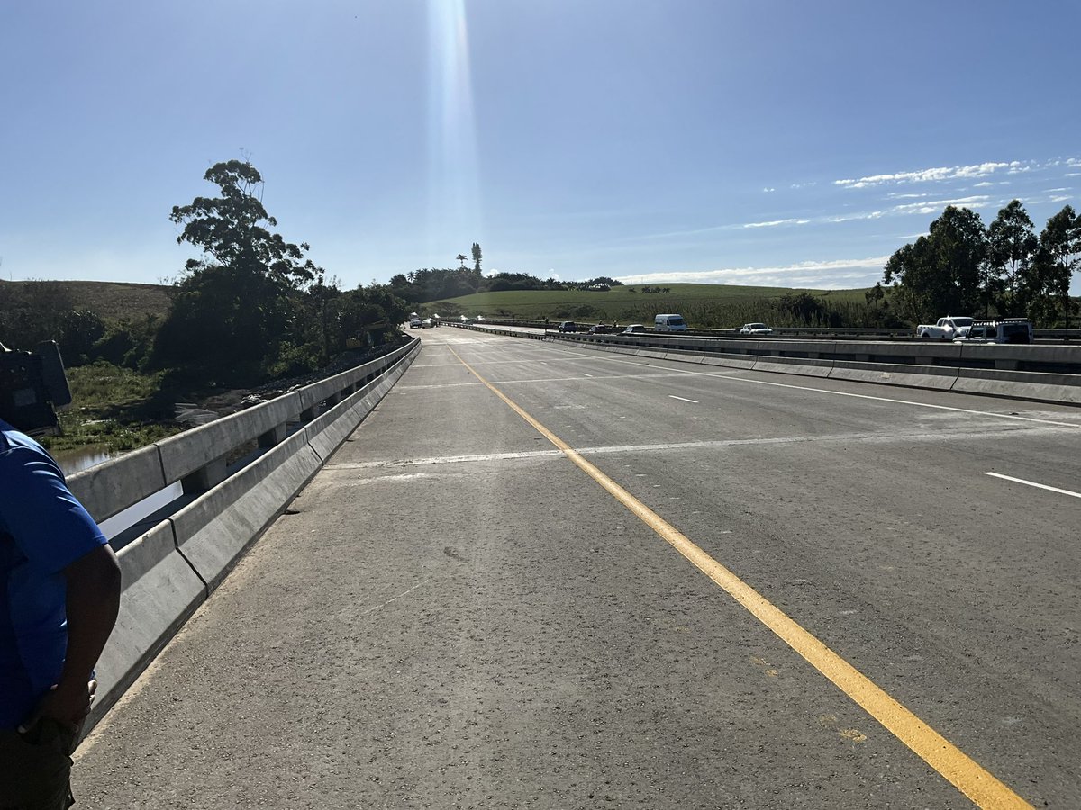 SANRAL_za's tweet photo. The uMhlali River Bridge repairs on the N2 were divided into two phases.
Phase 1, a deviation to redirect traffic was created, while Phase 2 focused on repairs and realignment restoring the damaged bridge approaches.
#SANRAL
#N2Upgrades
#MinisterialLaunch https://t.co/ZXY87tar3U