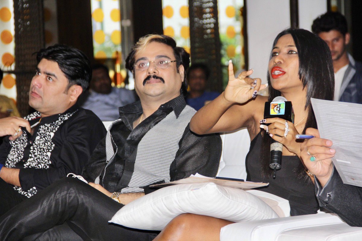 Pin2artist's tweet photo. #auditiontime 
#modlingshow https://t.co/RWLKqqjIO4