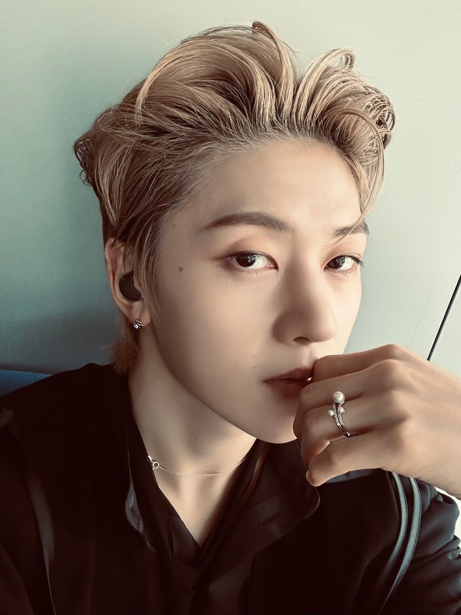 ZB1_official's tweet image. _💌

All things must come to an end
These 3 weeks have been an unforgettable experience
Lots of first experiences and many more to come
I’m thankful and glad to share these moments with my 8 brothers and Z🌹
So thank you for always making me feel loved, like a surprise back hug,…