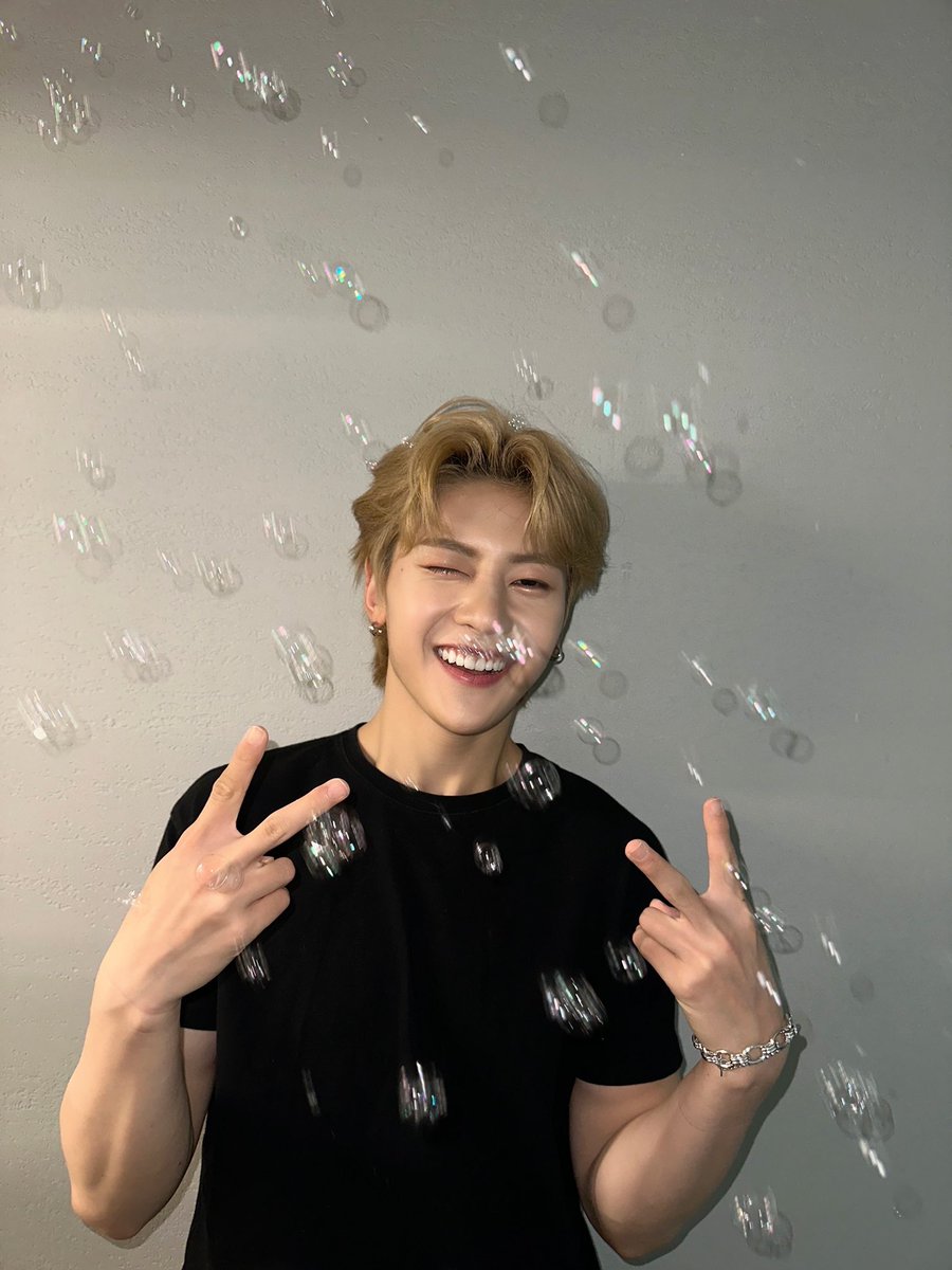 ZB1_official's tweet image. _💌

All things must come to an end
These 3 weeks have been an unforgettable experience
Lots of first experiences and many more to come
I’m thankful and glad to share these moments with my 8 brothers and Z🌹
So thank you for always making me feel loved, like a surprise back hug,…