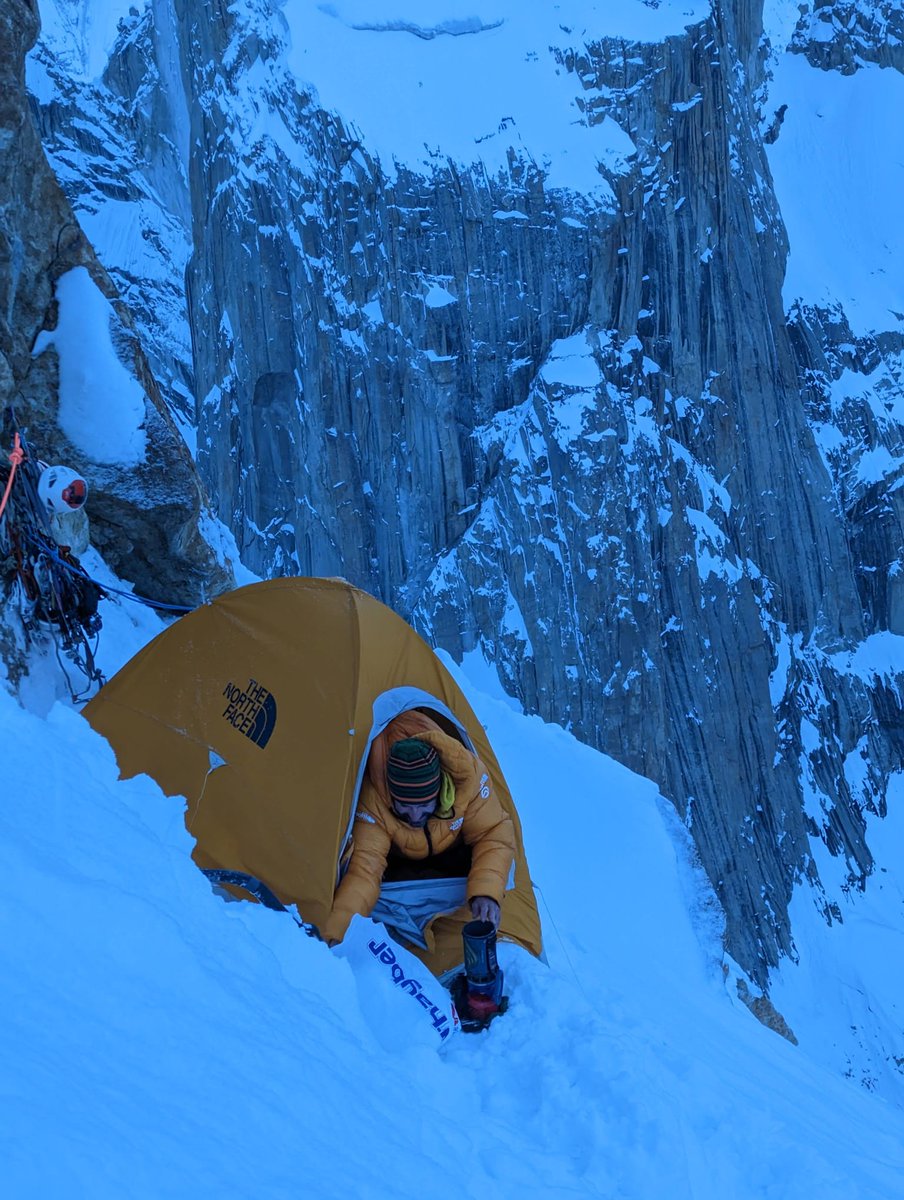 Hotel ⭐⭐⭐⭐⭐
Tocó cavar unas buenas repisas en mitad de la pendiente durante el intento de repetición de la vía Americana al Great Trango (6230m) #karakorum .
<a href="/thenorthface/">The North Face</a> 🧥