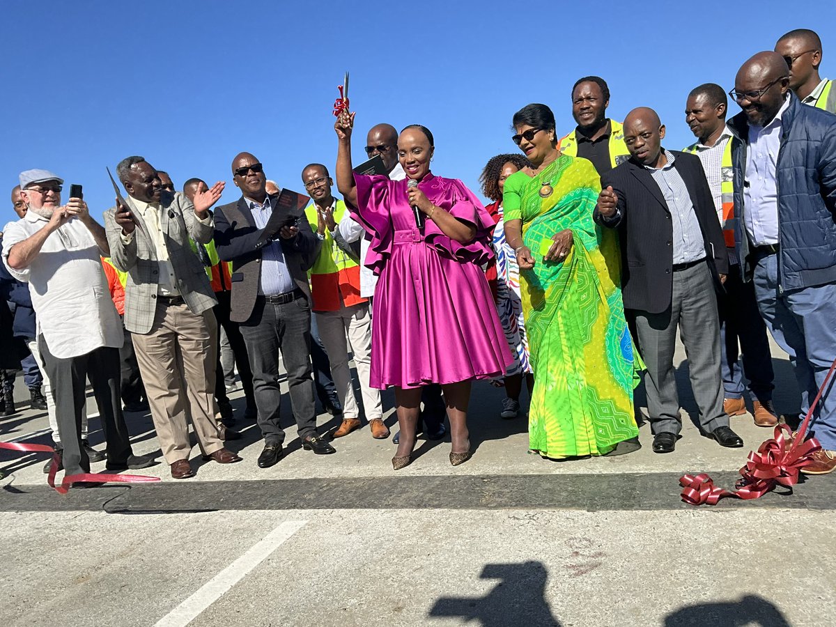 SANRAL_za's tweet photo. Minister Sindisiwe Chikunga cuts the ribbon for the official site opening of the uMhlali River Bridge on the N2 in KwaZulu-Natal.
#SANRAL
#N2Upgrades
#MinisterialLaunch
Join the conversation: https://t.co/S6EfGml4Tl https://t.co/gbzJEzPY19