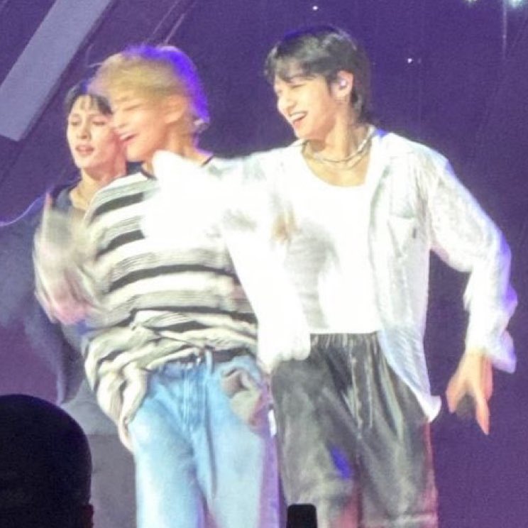 kookvtwins's tweet photo. SHUTUP IM CRYING 😭😭😭😭😭 https://t.co/1vtjQFtXcJ