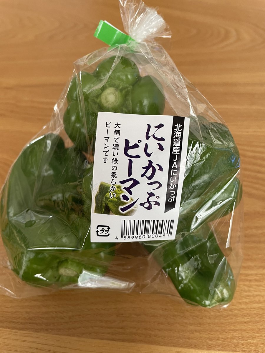csprism's tweet photo. 今年も売り場に並びました😄
元気いっぱい、つやっつやのピーマン🫑です😄 https://t.co/oZ5tSRXjXB