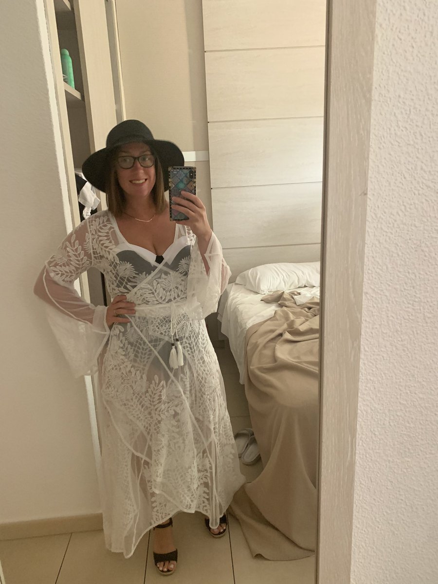 carlyepowell191's tweet photo. #obeach ready!!! ☀️ 🌊 🍷 https://t.co/n5d2i4riZv