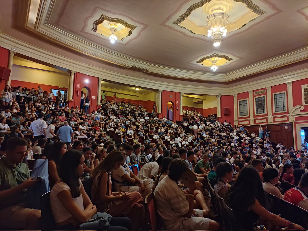 Oración de la mañana en el teatro del colegio de Villafranca #JMJeducsi2023