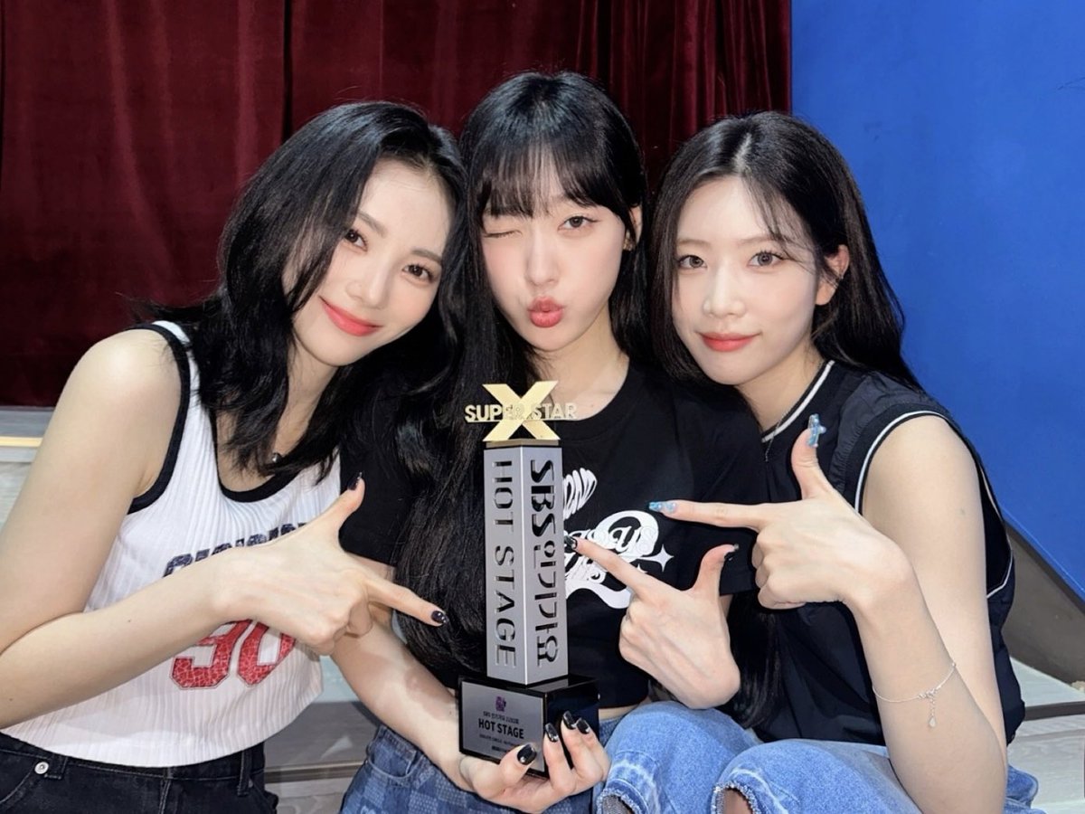 HIGHER_twt's tweet photo. [📸] SBS #인기가요 1192회 핫스테이지 1위🏆
[📸] SBS #INKIGAYO EP.1192 Hot Stage No.1🏆

#ODDEYECIRCLE #오드아이써클 #AirForceOne https://t.co/iOVjypTweH