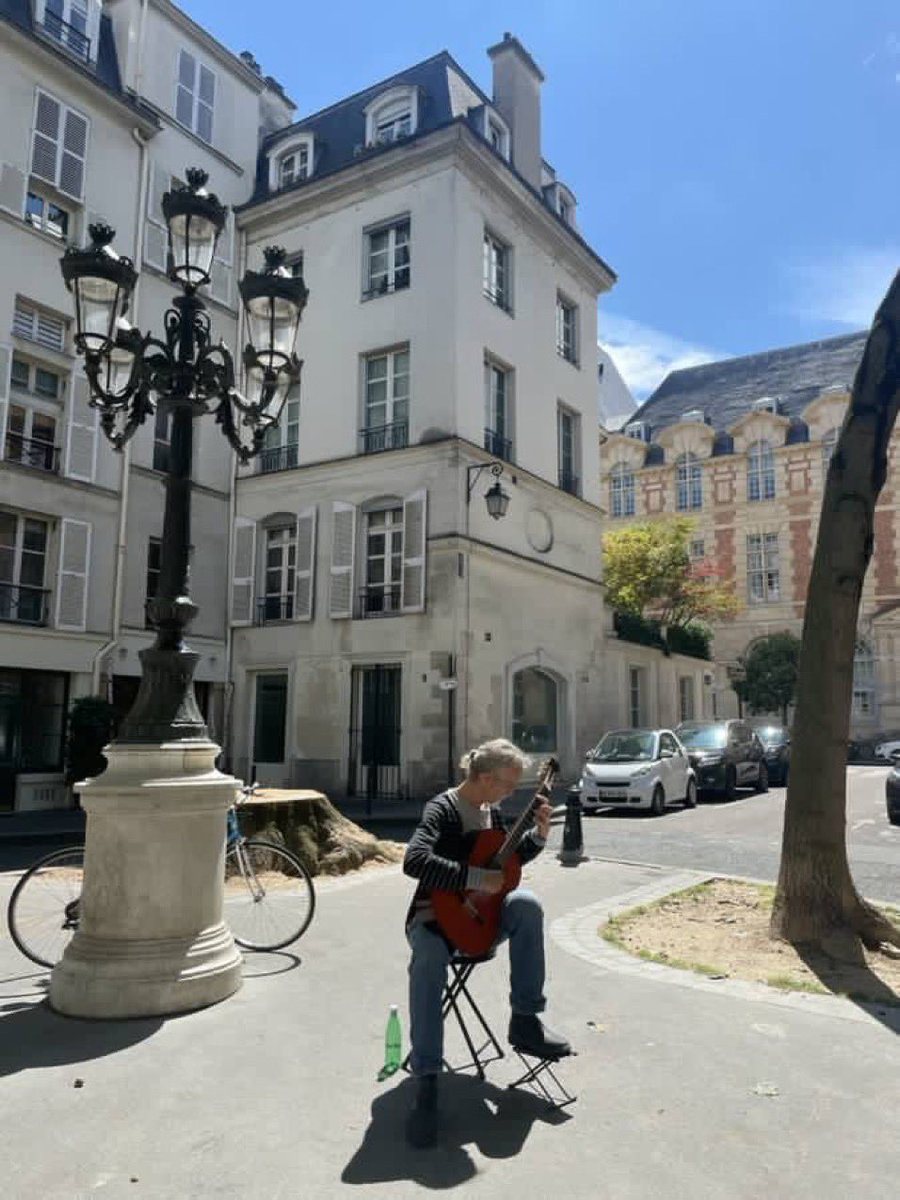 antonin_duarte's tweet photo. La plus jolie place «secrète» de #Paris
de #Furstemberg - face à l’Atelier d’Eugène Delacroix 👨🏼🎨🎨- défigurée avec le plus vieil arbre 🌳 Paulownias de la capitale avec 355 mm diamètre, décapité sans ménagement par la Maire de Paris…
Le #patrimoine végétal dévasté
#saccageparis https://t.co/juN1tEvfPc