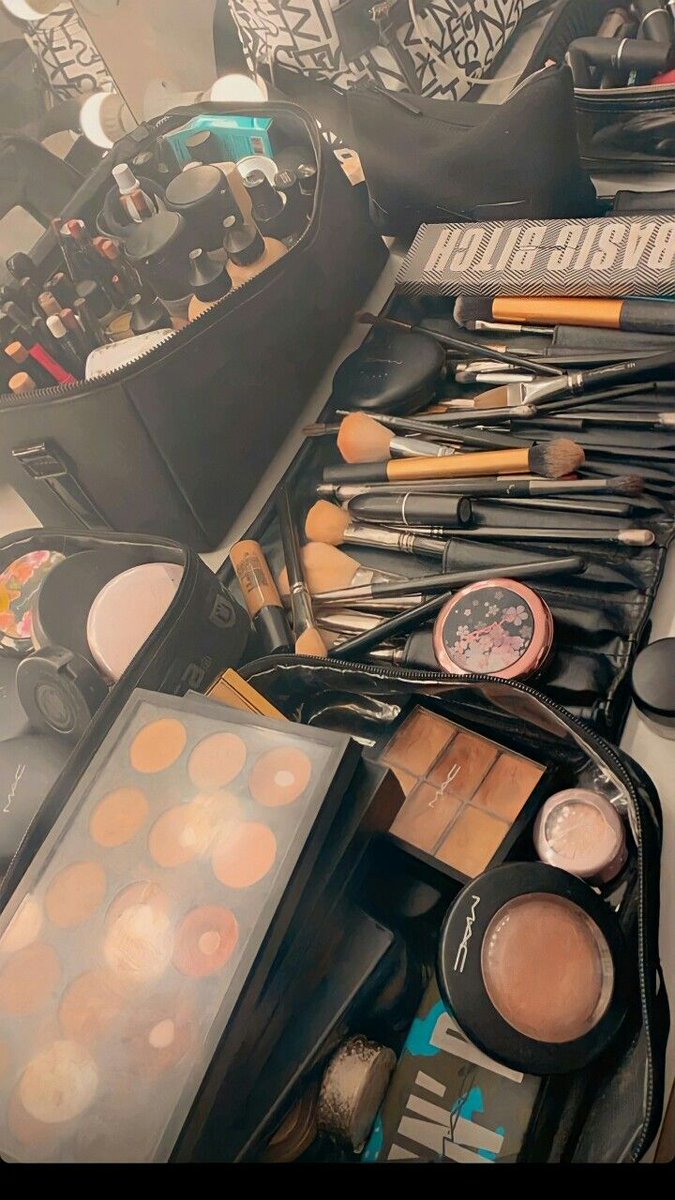 MG_floreasiNail's tweet photo. Don't let anyone with bad eyebrows tell you anything about life...
#usaforlife
#BeautifulSunset
#entertainment
#fashionstyle https://t.co/LjxqpM2ych