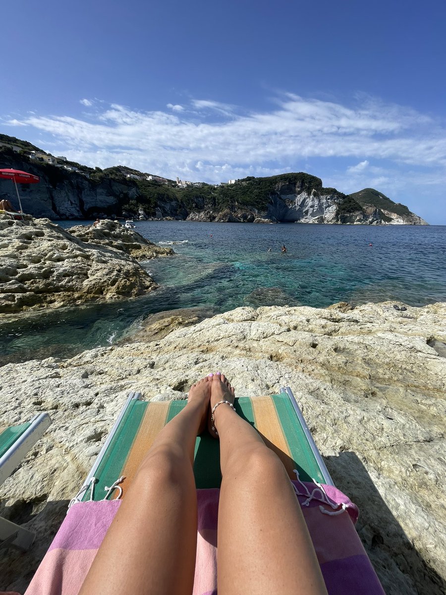 GM! 🧘🏻‍♀️🌞💗 been mia disconnecting! Hope your all enjoying this amazing day!