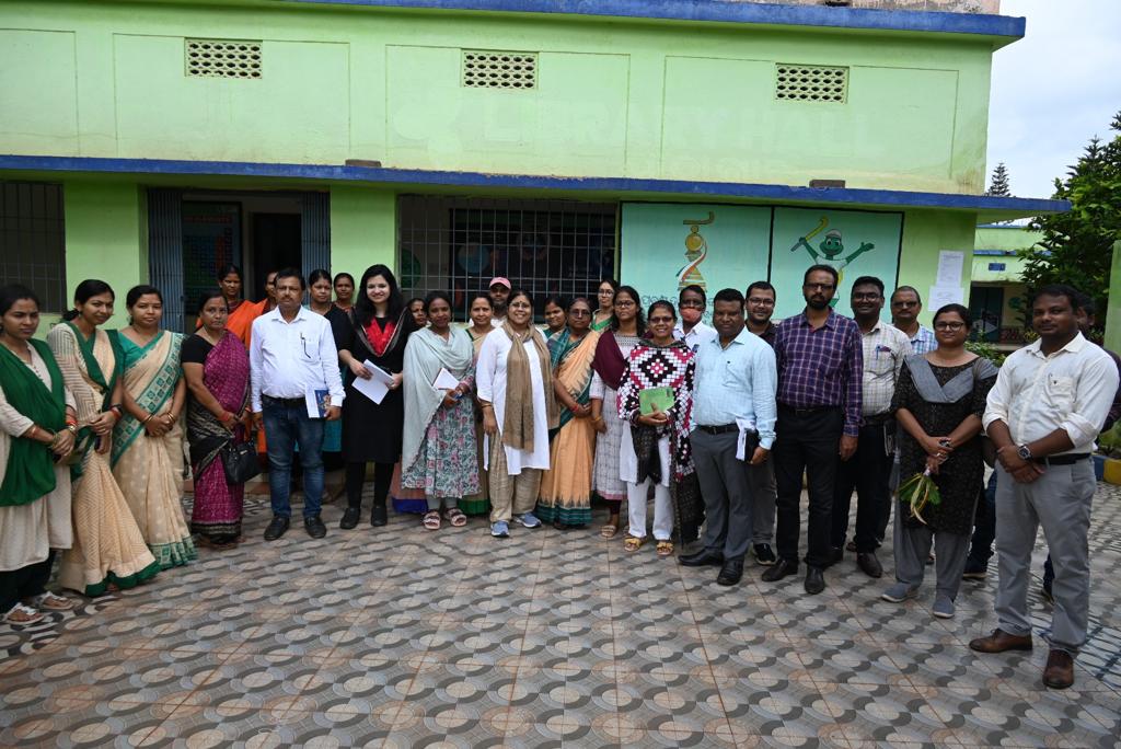 scstdevdept's tweet photo. She interacted with children to learn from them about the available facilities in their respective hostels and schools, and enquired about their study and learning processes.
#ObserveToAct
#education
#tribaleducation
#Odisha
#CognitiveLearning https://t.co/eLZQsQWnKa