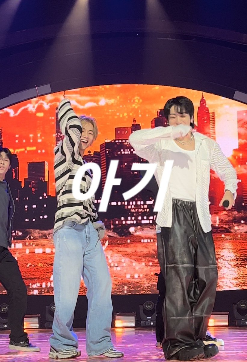 wintertaekook's tweet photo. JK: No creo que Taehyung haga el challenge de SEVEN 
Tae: Sostén mi chaqueta roja https://t.co/9gmmFbWZQW