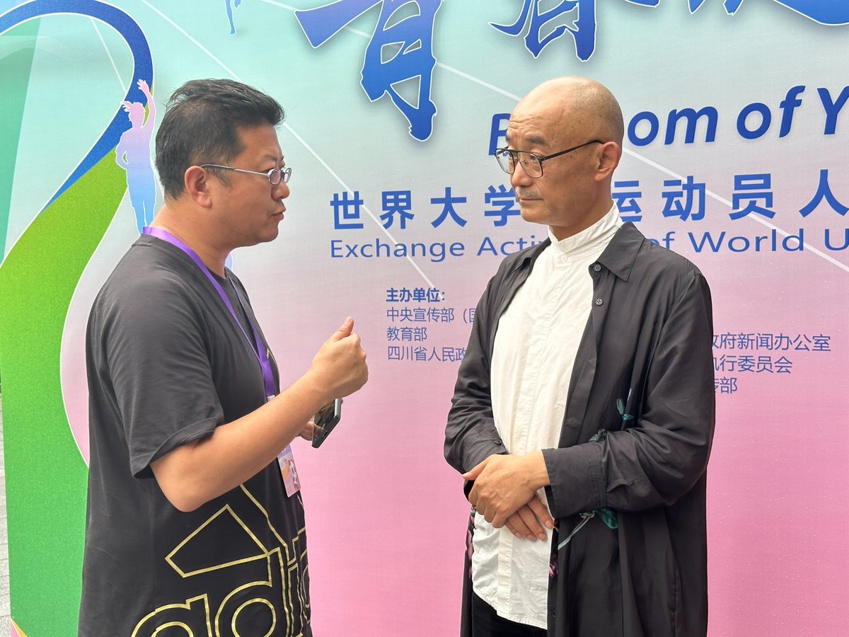 Skiing_China's tweet photo. Xu Liaoyuan, a well-known artist, is the designer of the #Chengdu Universiade torch "Rong Fire", tinder pot and tinder lamp, and also the 85th torch bearer of the Chengdu Universiade torch relay. As the designer of the Chengdu Universiade torch "Rong Fire", tinder pot and tinder lamp appearance, he bluntly said: "I am the happiest person in this city!"
 #白山松水喝彩大运 #china #jilin #每日一吉 #大运会