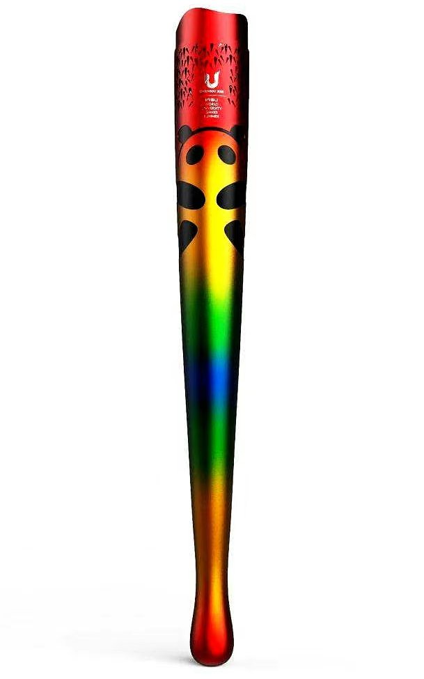 Skiing_China's tweet photo. Xu Liaoyuan, a well-known artist, is the designer of the #Chengdu Universiade torch "Rong Fire", tinder pot and tinder lamp, and also the 85th torch bearer of the Chengdu Universiade torch relay. As the designer of the Chengdu Universiade torch "Rong Fire", tinder pot and tinder lamp appearance, he bluntly said: "I am the happiest person in this city!"
 #白山松水喝彩大运 #china #jilin #每日一吉 #大运会