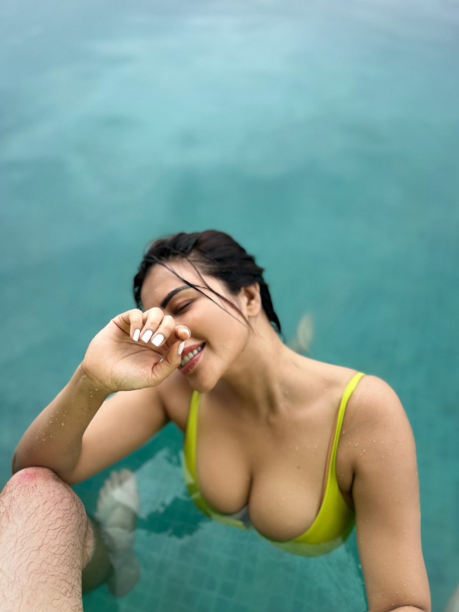 shamasikander's tweet photo. I had a thought that Iβm pretty sure I was a mermaid in my past life π§ββοΈ #waterbaby #poolthearapy https://t.co/Vu2HQVS2h1