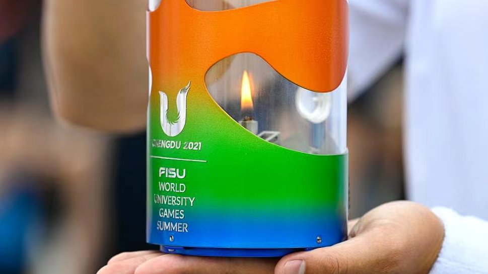 Skiing_China's tweet photo. Xu Liaoyuan, a well-known artist, is the designer of the #Chengdu Universiade torch "Rong Fire", tinder pot and tinder lamp, and also the 85th torch bearer of the Chengdu Universiade torch relay. As the designer of the Chengdu Universiade torch "Rong Fire", tinder pot and tinder lamp appearance, he bluntly said: "I am the happiest person in this city!"
 #白山松水喝彩大运 #china #jilin #每日一吉 #大运会