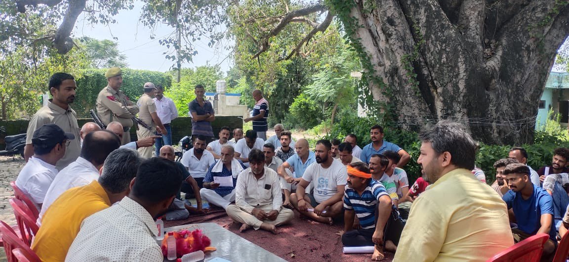 AnkurSharma_Adv's tweet photo. 30.07.223: पंचायत मट्टू, ग्राम दत्याल, खौड़ विधानसभा; लोकसभा जम्मू: 

एकम् सनातन भारत दल  की पंचायत इकाई से लोकसभा 2024 चुनावों संबंधी बूथ स्तरीय टीम्स बनाने के संबंध में चर्चा हुई। https://t.co/yde9pWkU0I