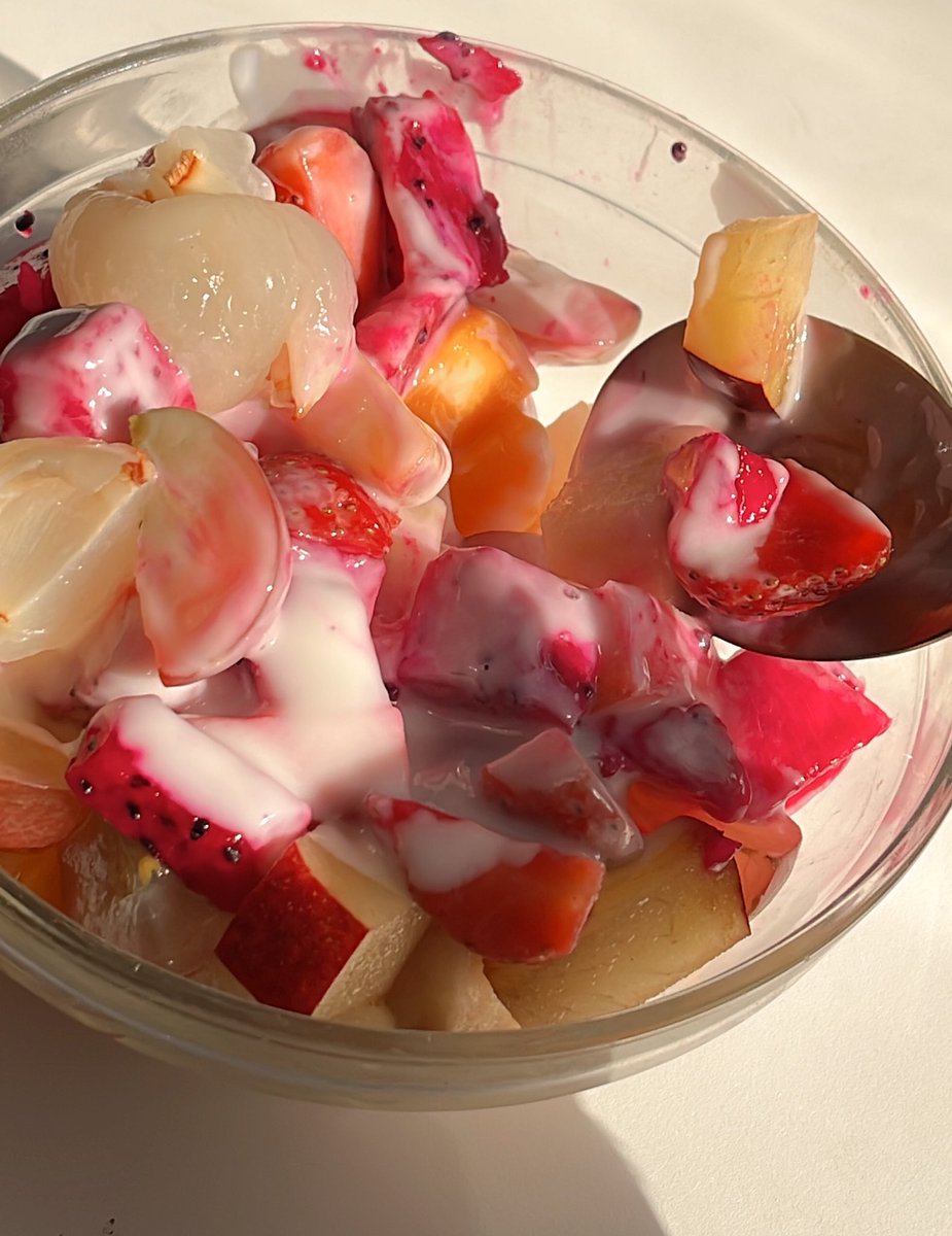 bikin salad buah healthy version 🫶🏼

aku suka bgt buah tp gacocok sm salad yg dijual di pasaran krn isinya mayo :”)

yg ini bikin versi no mayo, no skm / gula. enak bgt &amp; pastinya makannya no guilty 😆💗

cara bikinnya jg gampang bgt <3 #syeeats