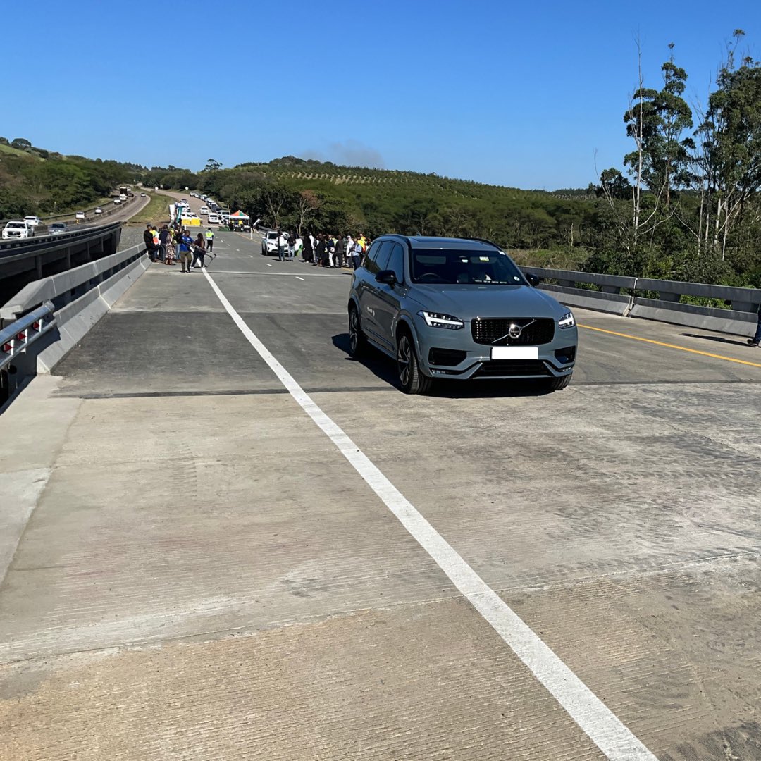 SANRAL_za's tweet photo. The Minister of Transport, Sindisiwe Chikunga, is the first to drive over the newly opened uMhlali River Bridge on the N2, KwaZulu-Natal.
#SANRAL
#N2Upgrades
#MinisterialLaunch
Join the conversation: https://t.co/S6EfGml4Tl https://t.co/aKYduc7wPl