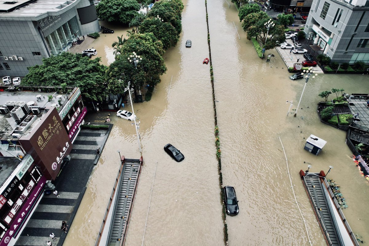 #Flooding in #China. Typhoon #Doksuri causes torrential #downpours in North. Red alert for 130 million people including #Beijing as #rain likely to break records today. 1,000s evacuated. New storm incoming. #ClimateChange exacerbates weather extremes. #ChinaFloods #ActOnClimate