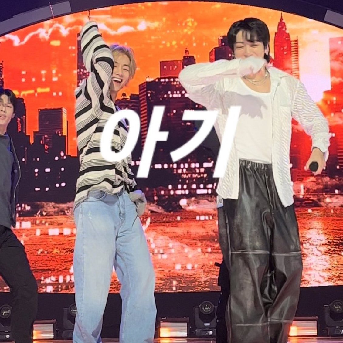 kookvtwins's tweet photo. 🐰 i don’t think taehyungie hyung will do the seven challenge 
[🐻 does it with jungkook on stage]

🐰 where is taehyungie hyung?
🐰 he’s probably somewhere
[🐻 at sbs inkigayo with jungkook] https://t.co/HOfUEPibHr