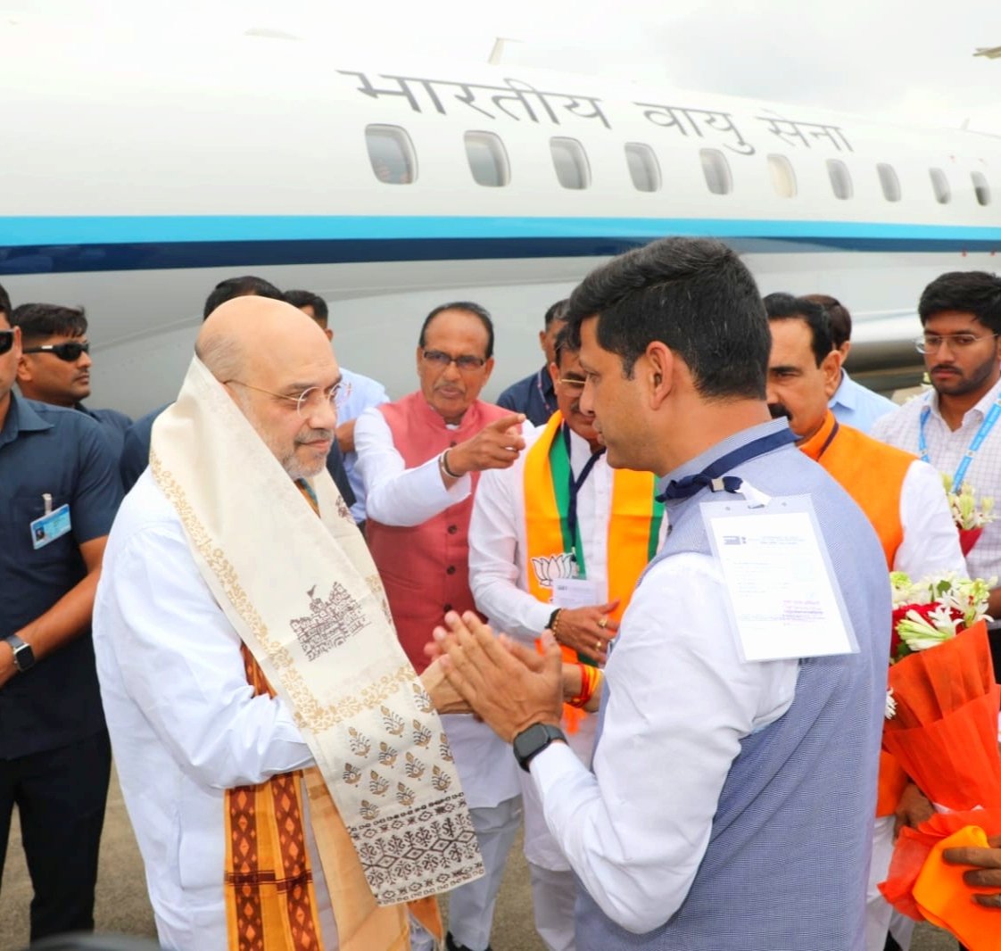 advpushyamitra's tweet photo. देश का सबसे स्वच्छ शहर कर रहा है यशस्वी केंद्रीय गृहमंत्री जी का आत्मीय स्वागत-अभिनंदन...

खान-पान और स्वच्छता की नगरी इंदौर में पधारे केंद्रीय गृहमंत्री माननीय श्री @AmitShah जी का इंदौर विमानतल पर आत्मीय स्वागत-अभिनंदन किया।

इस अवसर पर भारतीय जनता पार्टी के परिवारजनों की गरिमामयी उपस्थिति रही।

#IndoreWelcomesAmitShah