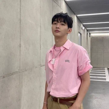 Jennie_xmas's tweet photo. #윤지성 #YoonJisung #윤지성패션
▷ RELEASE : 23.06.30 지성 공식 인스타그램 스토리
▷ BRAND : 걸스케이트보드
▷ PRODUCT : ARCH LOGO SHORT SLEEVE SHIRT pink

제품 보러가기
https://t.co/AoU3eO9Yiv https://t.co/V35xZYeo0i