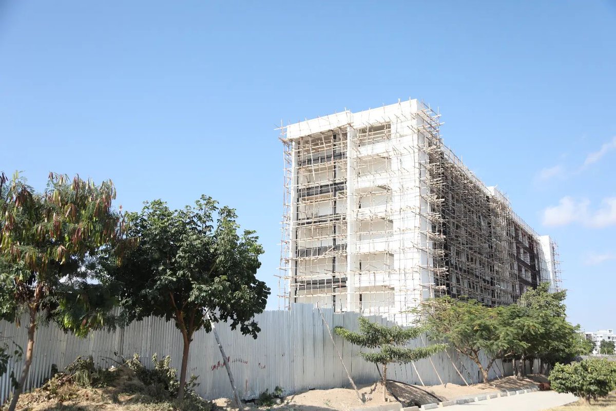 date_africa's tweet photo. 🇹🇿🇹🇿Tanzania : View of the progress reached in the construction of the
Ministry of Construction and Transport Office Building in Mtumba, Dodoma. The building has reached 68 percent.
#utdamtumba #utdaswahili #utdainfo #utdainfo #utdatanzania #utdadodoma https://t.co/7NBog3xEn3