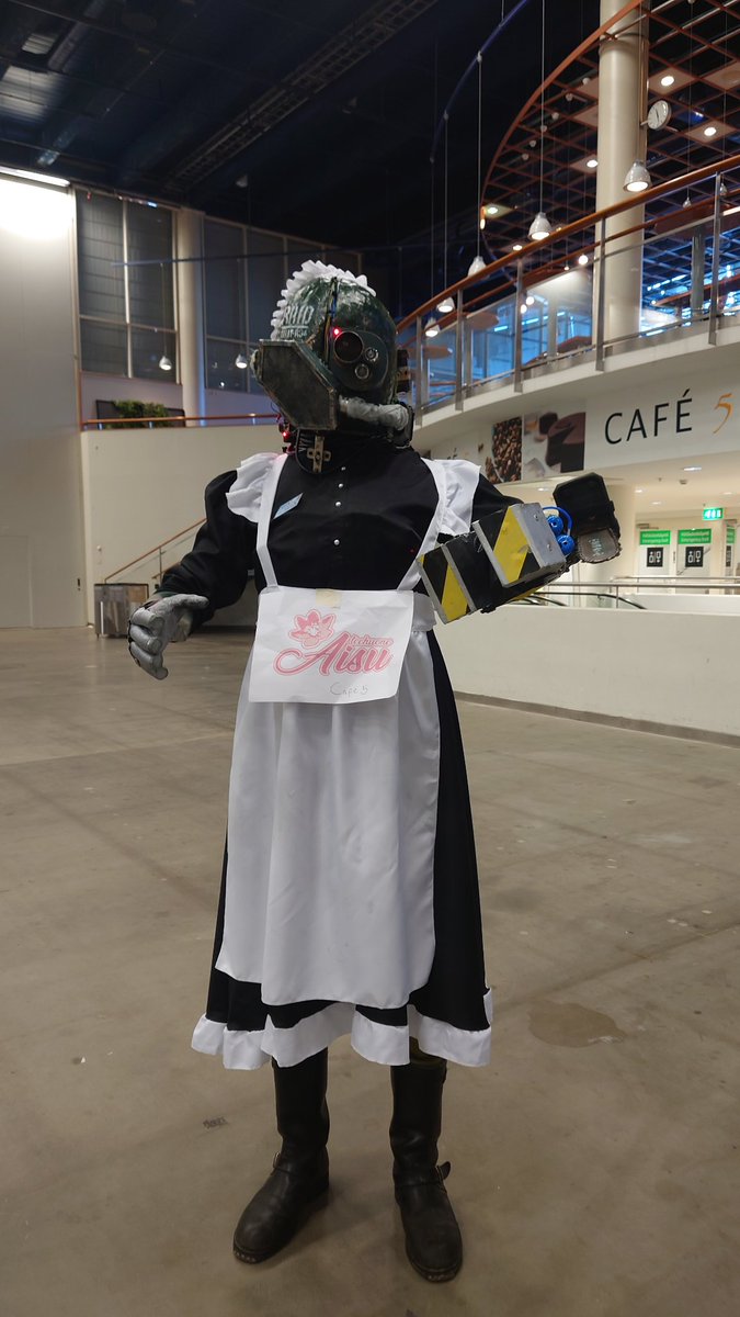 Ainiin! Jos androidimme Annie löytyy jumittuneena johonkin, palauttaisittehan sen Teehuoneelle? 🤖💦

#teehuoneaisu #ropecon #ropecon2023