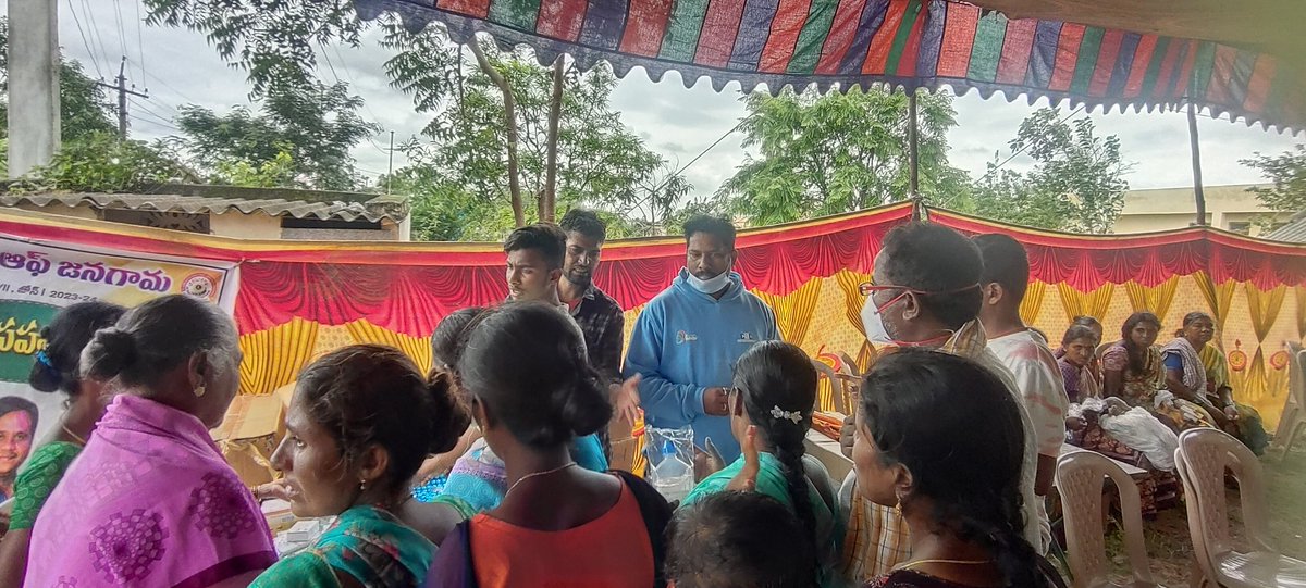 bethoju_task's tweet photo. Moranchapally Floods CSC Center completely Collapse thus we help to restore and today we made a Medical Camp along with Ex Army Solders and Lions club Foundation to help the People distribue food too @CSCegov_ @sanjaykrakesh @CSCTelangana i request @CSCegov_  for help the VLEs . https://t.co/VZuXrIPOtq