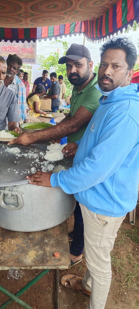 bethoju_task's tweet photo. Moranchapally Floods CSC Center completely Collapse thus we help to restore and today we made a Medical Camp along with Ex Army Solders and Lions club Foundation to help the People distribue food too @CSCegov_ @sanjaykrakesh @CSCTelangana i request @CSCegov_  for help the VLEs . https://t.co/VZuXrIPOtq